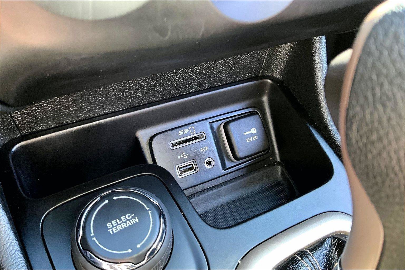 Used 2018 Jeep Cherokee Latitude w/ Altitude Package AWD/4WD image 17
