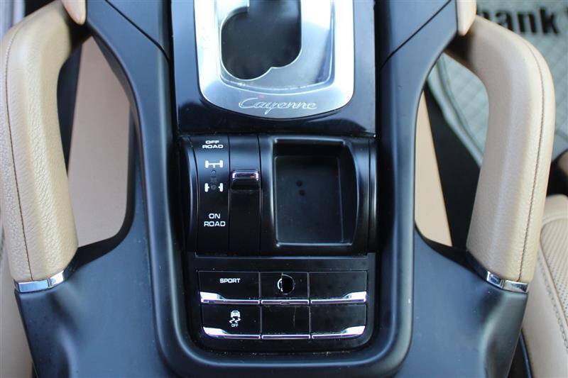 Used 2016 Porsche Cayenne w/ Premium Package AWD/4WD image 21
