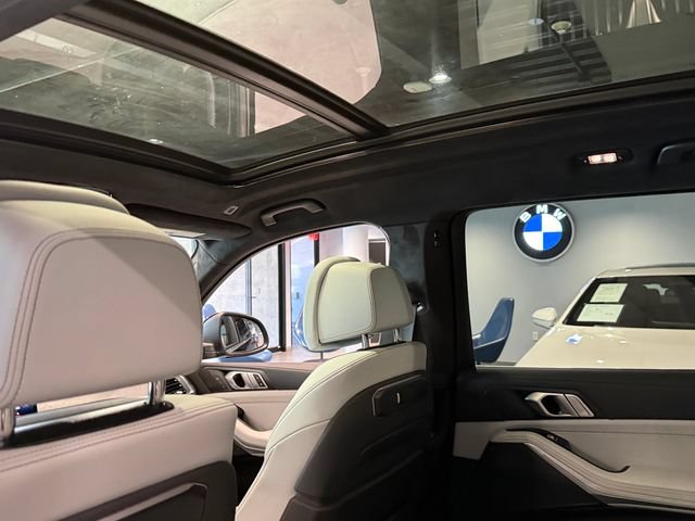Used 2024 BMW X7 xDrive40i w/ Parking Assistance Package AWD/4WD image 17