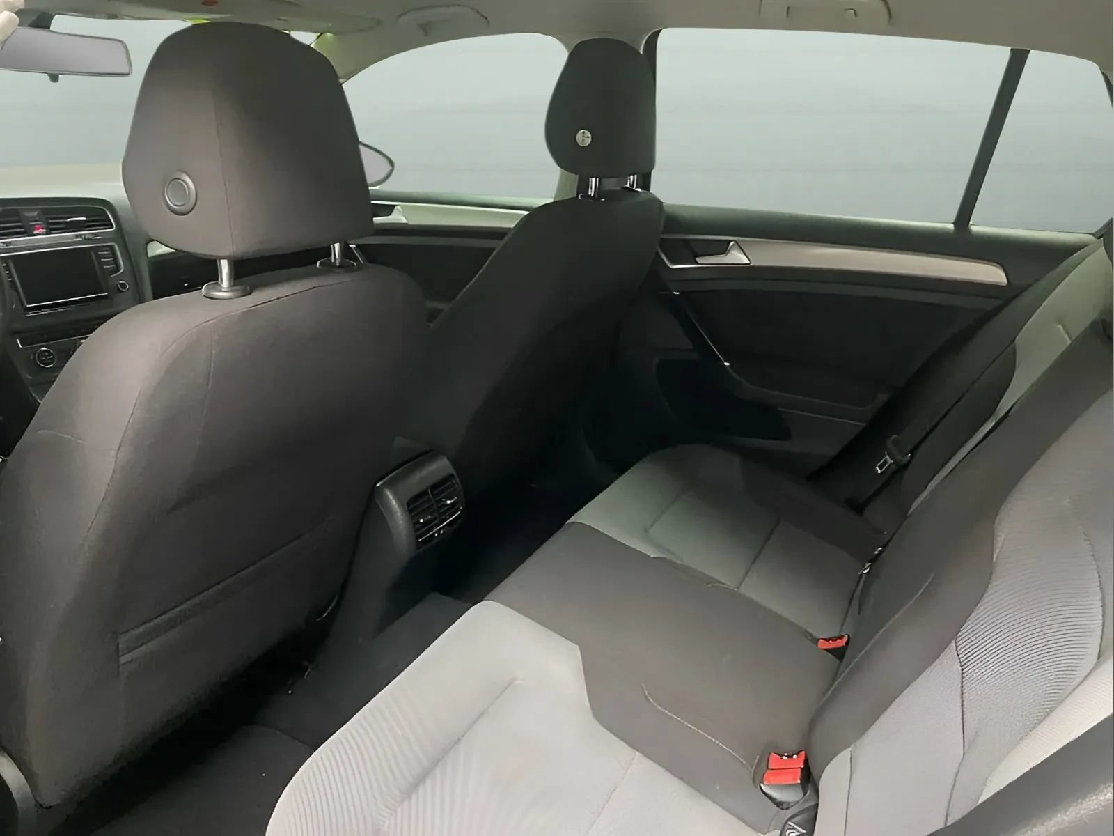Used 2016 Volkswagen e-Golf SE w/ DC Fast Charging Package FWD image 11