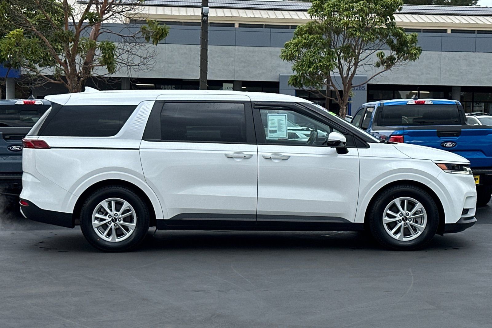 Certified 2023 Kia Carnival LX image 3