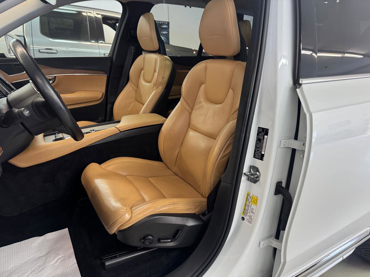 Used 2016 Volvo XC90 T8 Inscription w/ Vision Package image 7