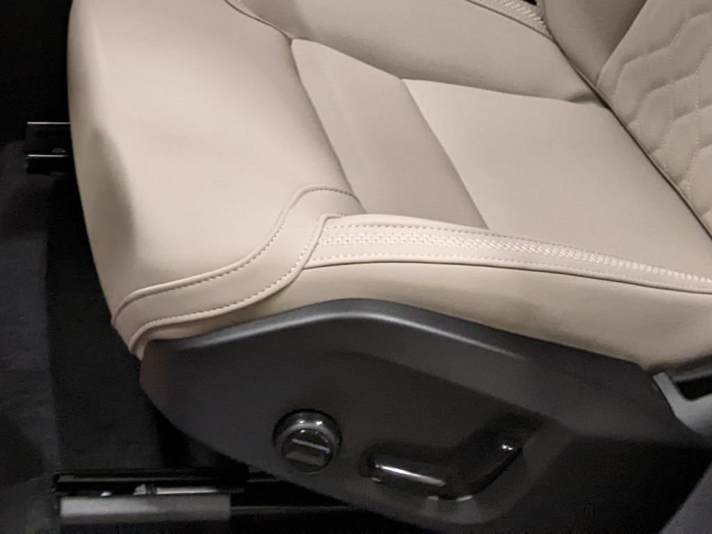 New 2026 Volvo XC90 B5 Plus AWD/4WD image 12