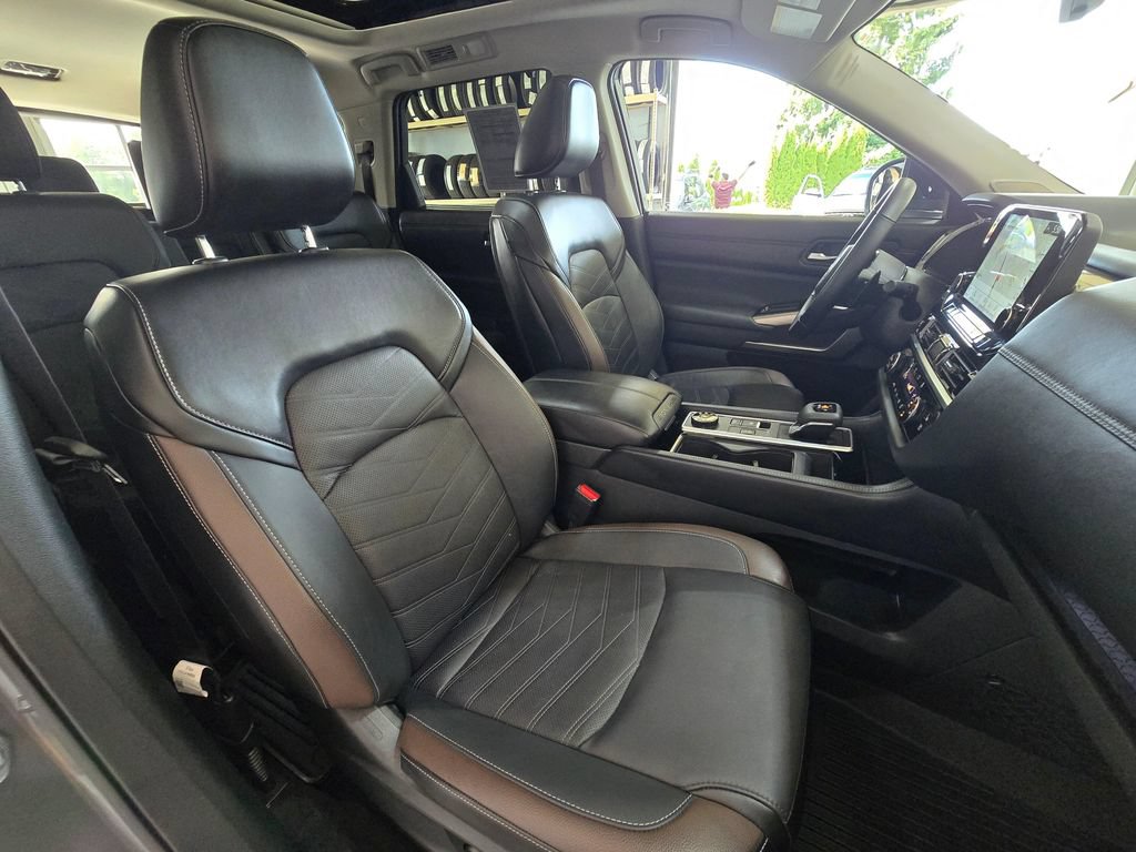 Used 2025 Nissan Pathfinder Platinum AWD/4WD image 30