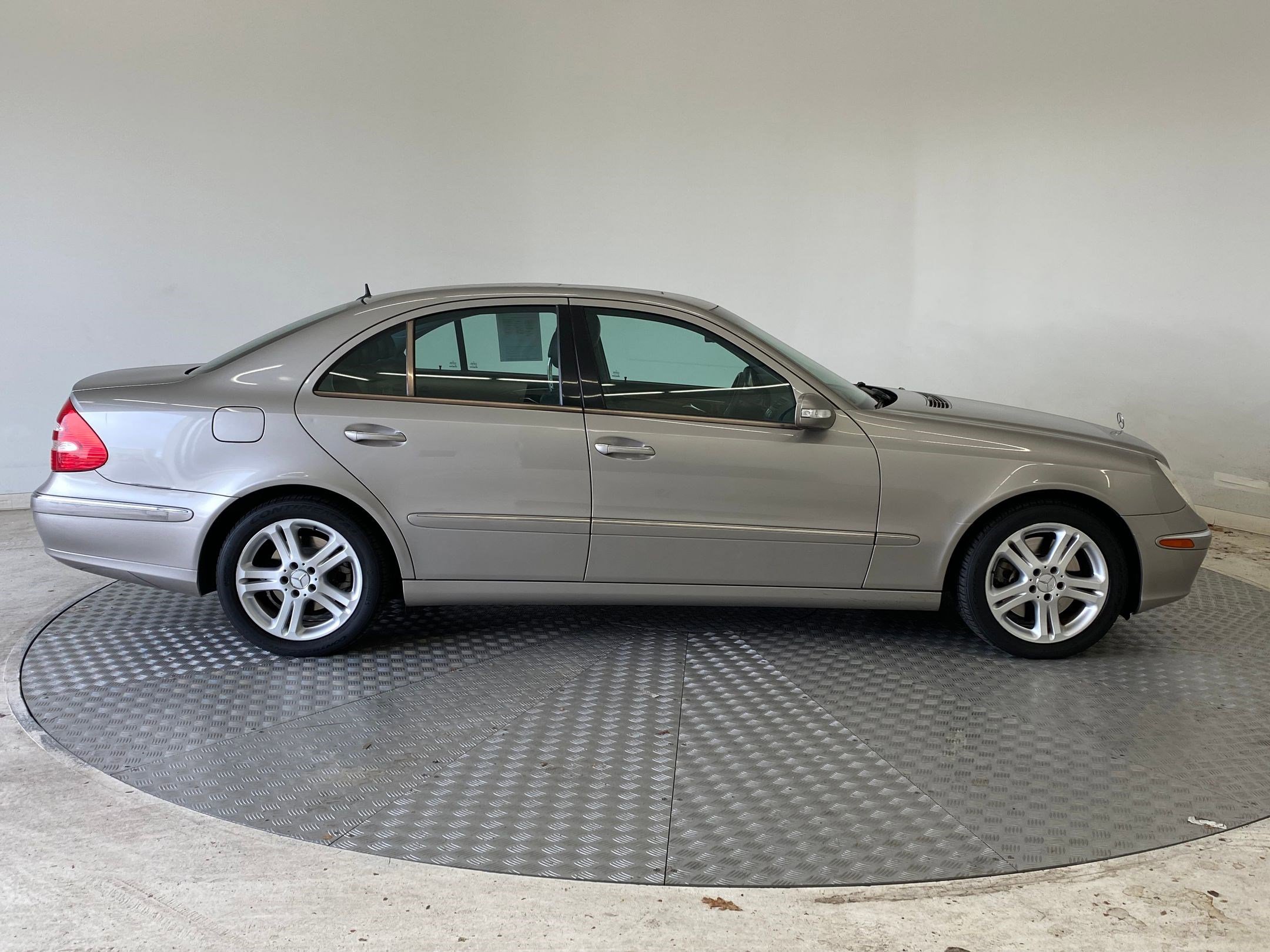 Used 2005 Mercedes-Benz E 500 4MATIC Sedan image 5