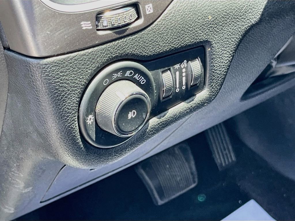 Used 2019 Jeep Cherokee Latitude Plus FWD image 10