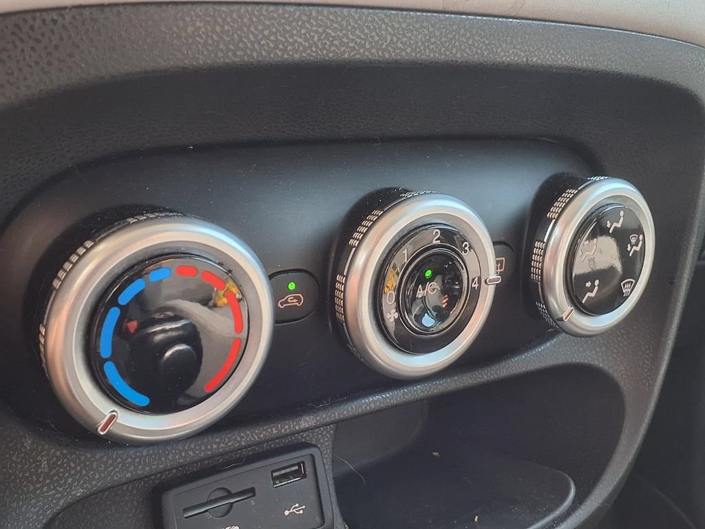 Used 2014 FIAT 500L Easy FWD image 16