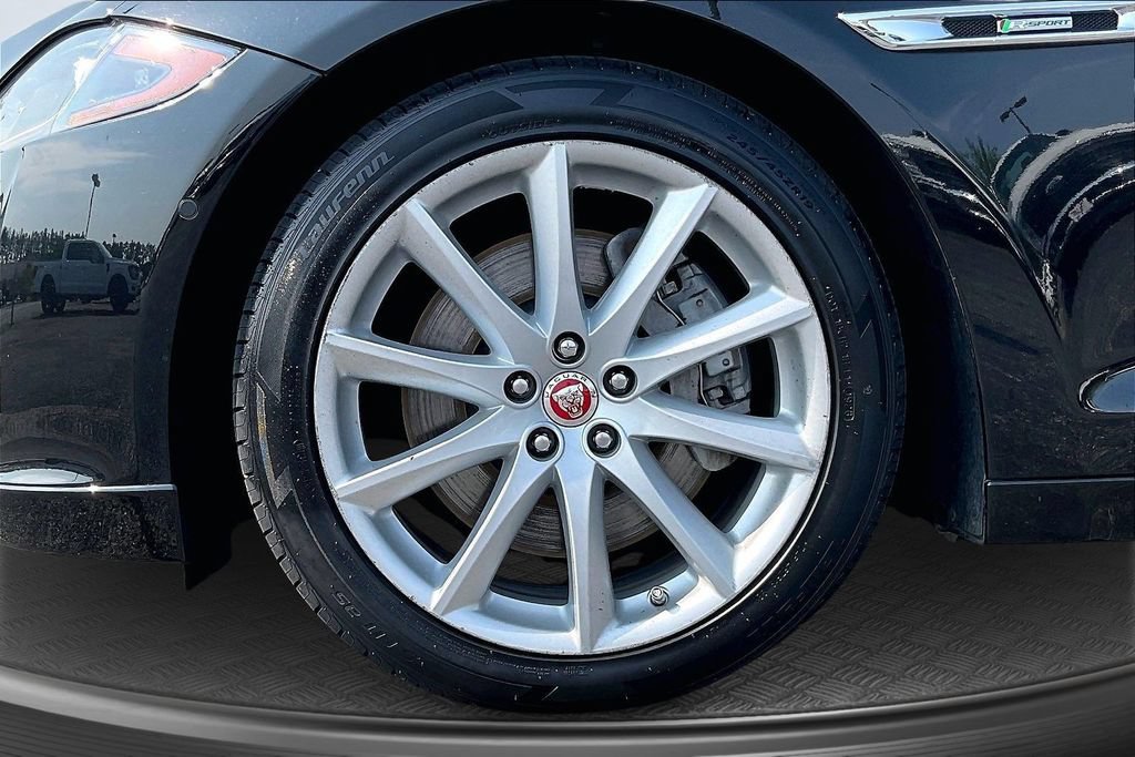 Used 2018 Jaguar XJ R-Sport RWD image 34