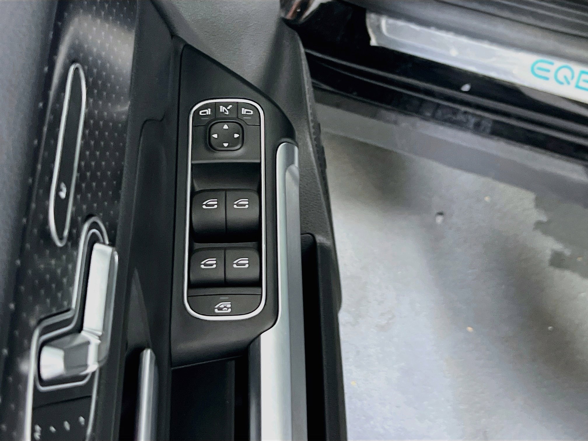 Used 2024 Mercedes-Benz EQB 300 4MATIC image 18