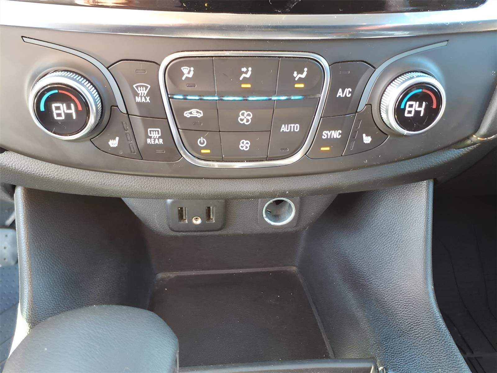 Used 2021 Chevrolet Traverse LT image 24