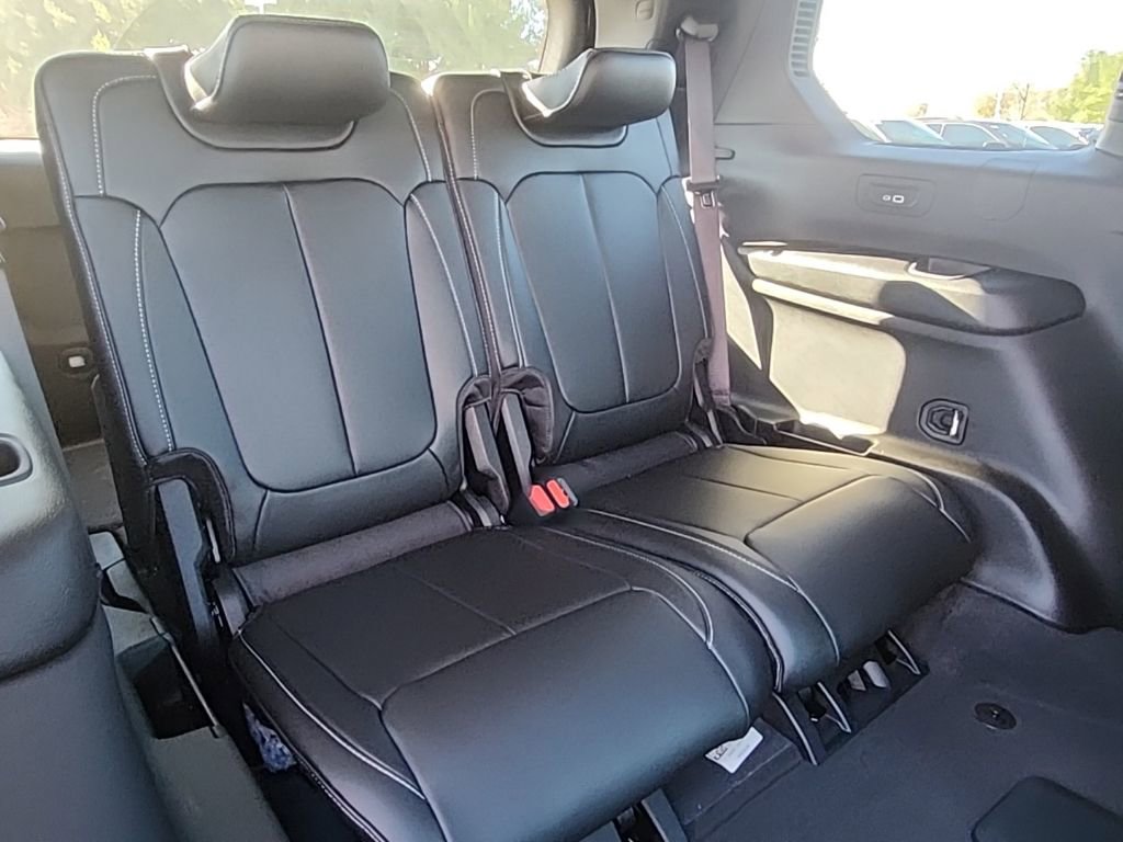 New 2025 Jeep Grand Cherokee L Limited w/ Black Appearance Package AWD/4WD image 15