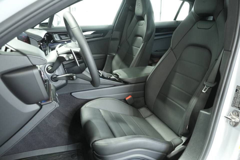 New 2025 Porsche Panamera 4 image 5