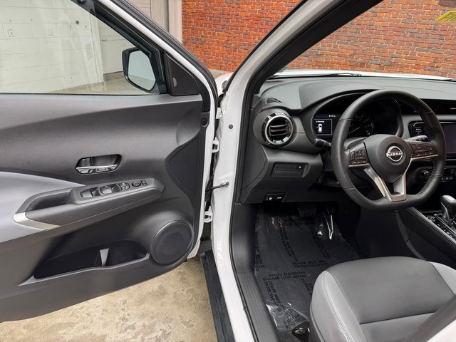 Used 2023 Nissan Kicks SR w/ SR Premium Package image 9