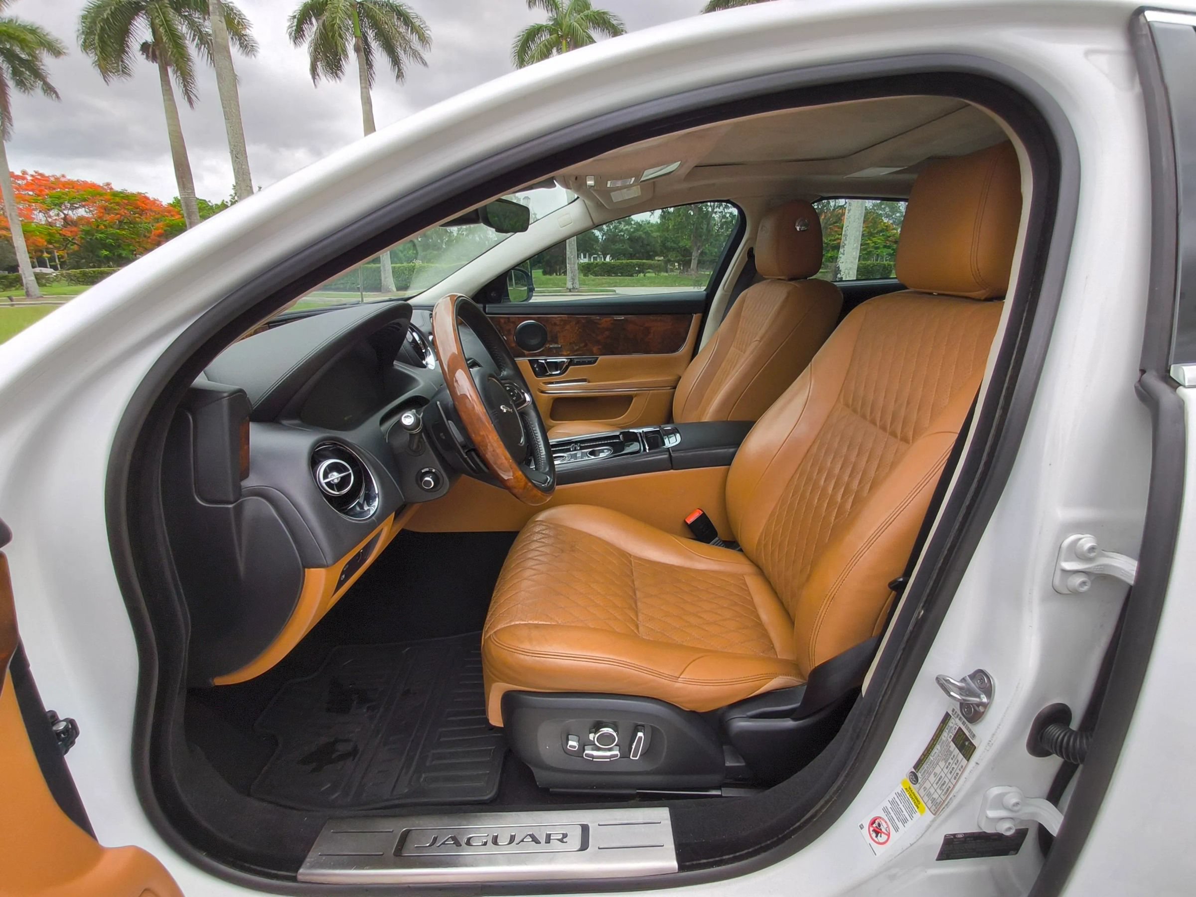 Used 2019 Jaguar XJ L Portfolio RWD image 11