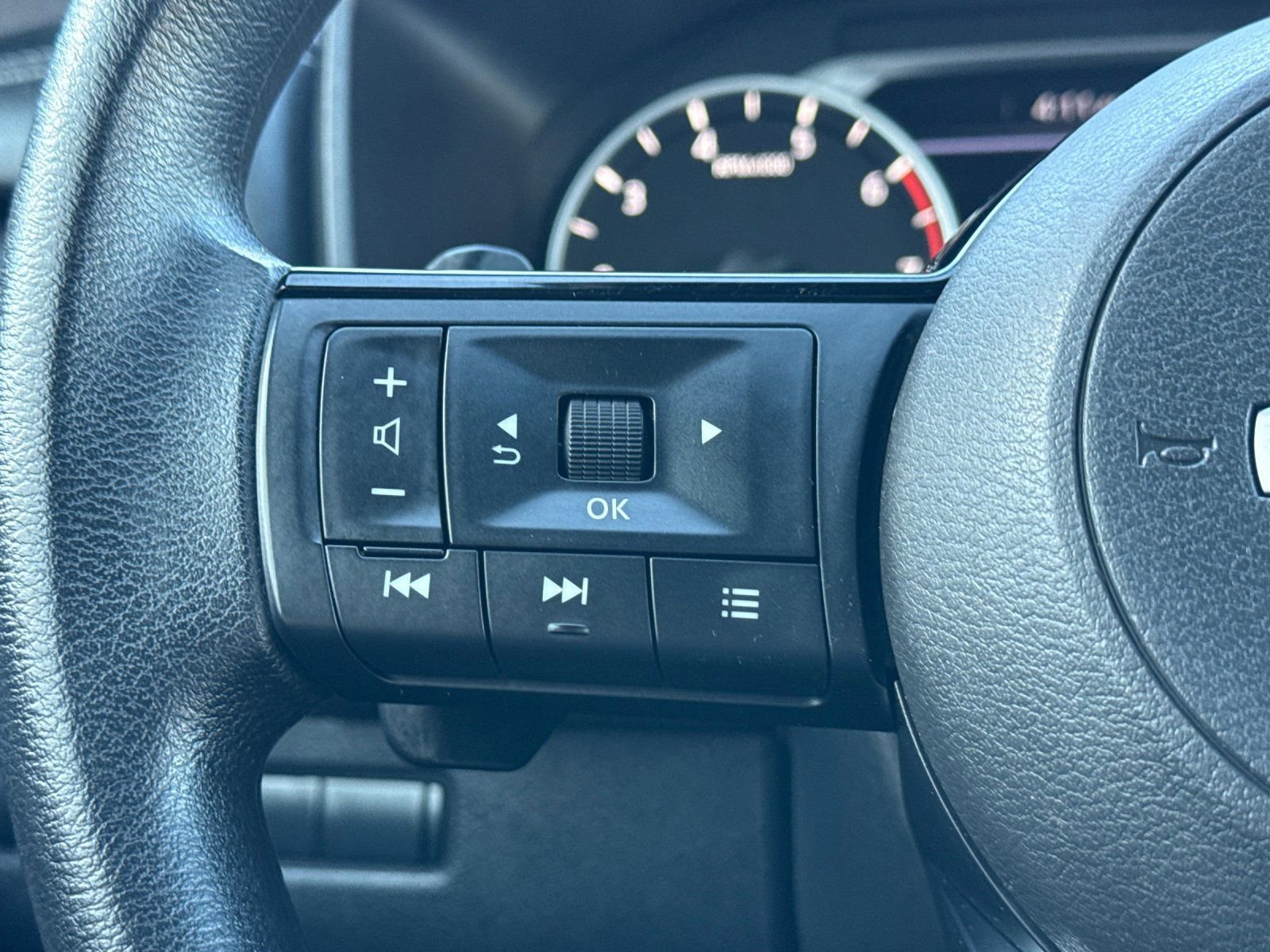 Used 2023 Nissan Rogue SV image 26