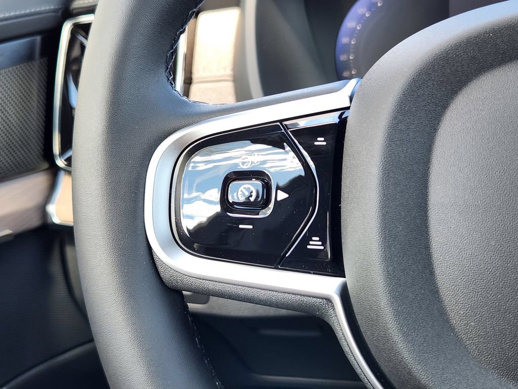 New 2026 Volvo XC90 T8 Plus w/ Protection Package Premier AWD/4WD image 18