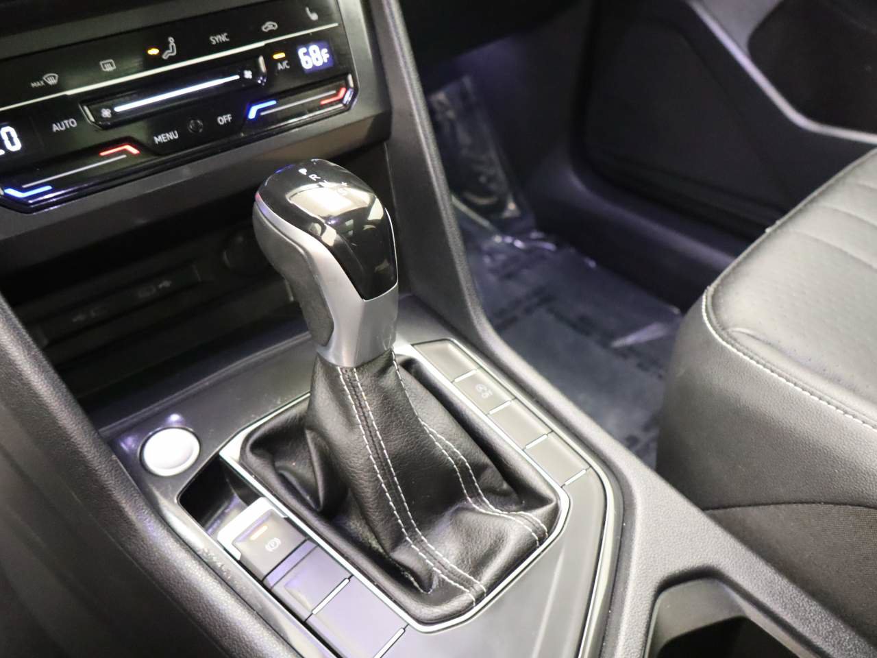 Certified 2023 Volkswagen Tiguan SE w/ Panoramic Sunroof Package FWD image 10
