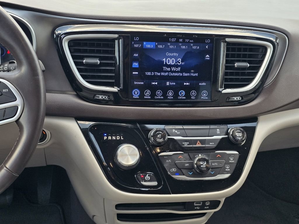 Used 2017 Chrysler Pacifica Touring-L FWD image 17