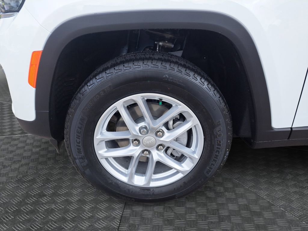 New 2025 Jeep Grand Cherokee Laredo w/ Luxury Tech Group I RWD image 23