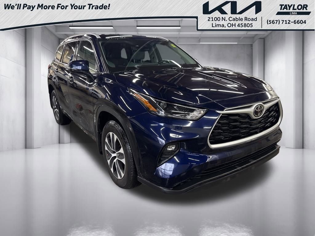 Used 2022 Toyota Highlander XLE image 3