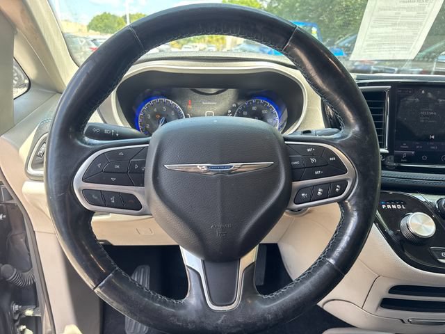 Used 2021 Chrysler Pacifica Touring-L FWD image 19
