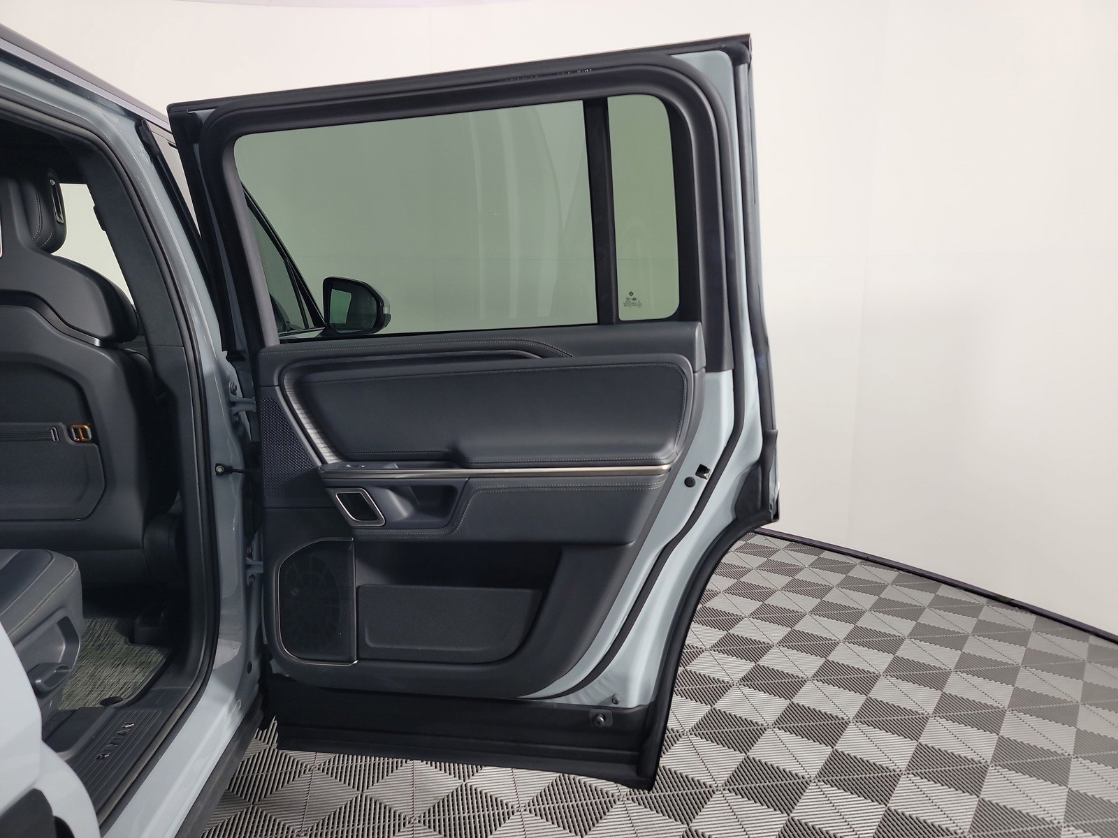 Used 2024 Rivian R1S Adventure AWD/4WD image 19