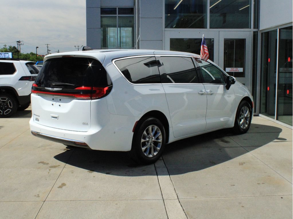 Used 2023 Chrysler Pacifica Touring-L AWD/4WD image 6