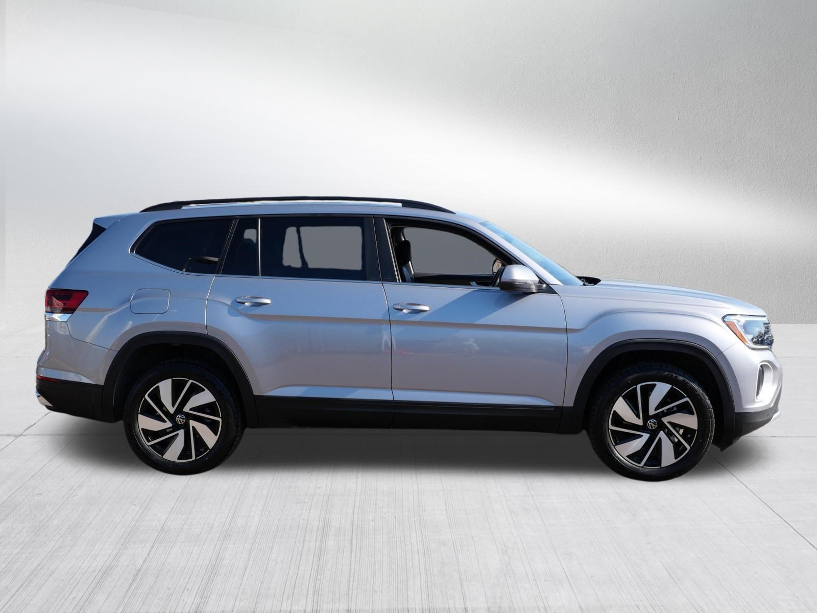 Used 2025 Volkswagen Atlas SE AWD/4WD image 8