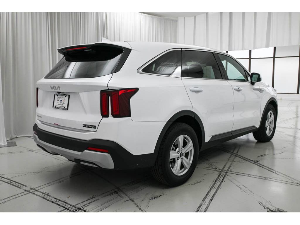 Certified 2025 Kia Sorento LX image 7