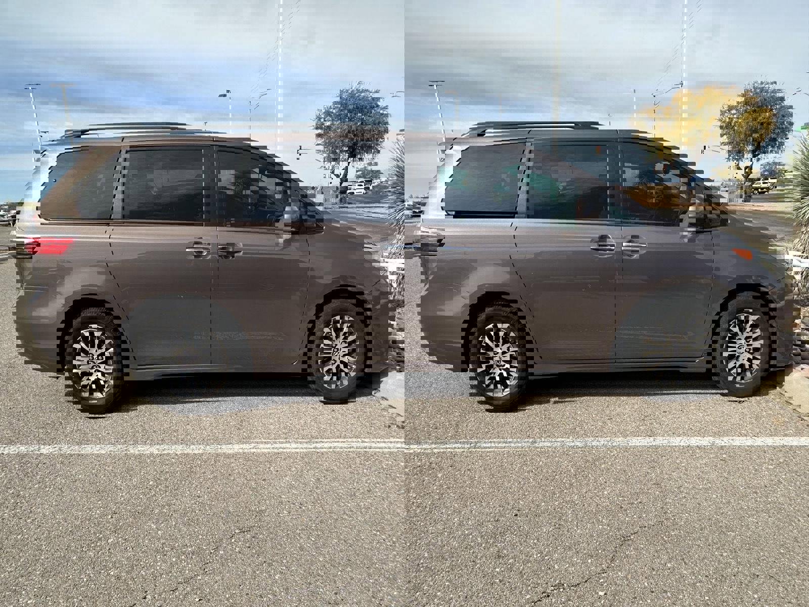 Used 2018 Toyota Sienna XLE w/ XLE Navigation Package image 5