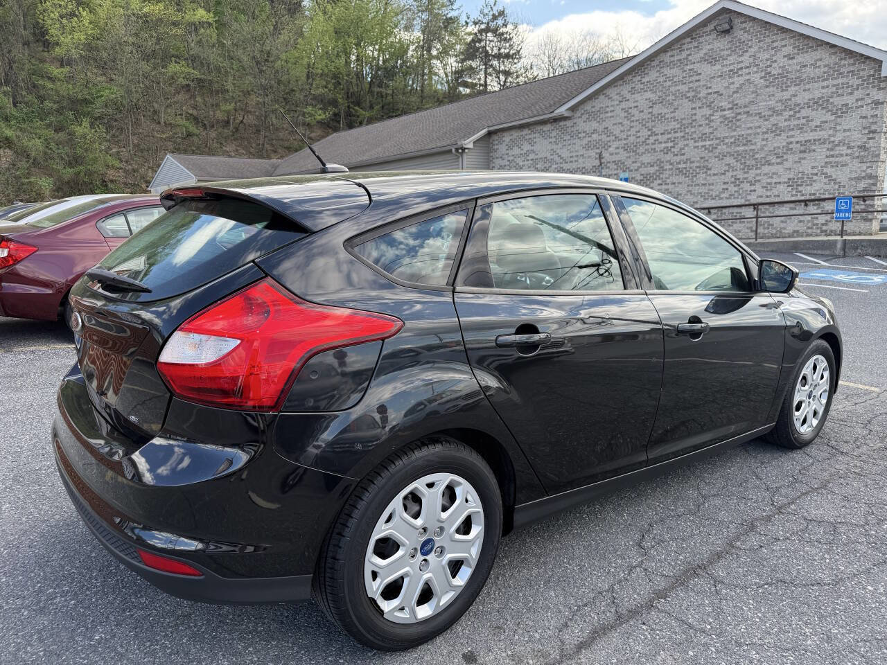 Used 2012 Ford Focus SE w/ SE Winter Pkg image 5