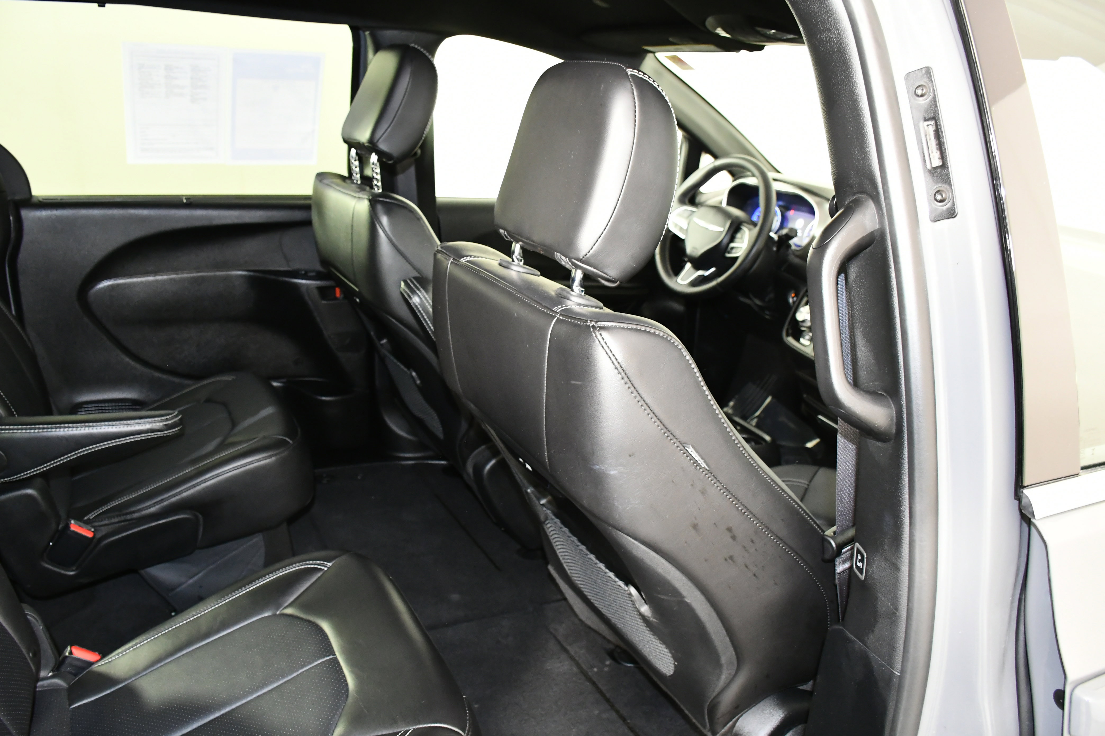 Used 2025 Chrysler Pacifica Select image 43