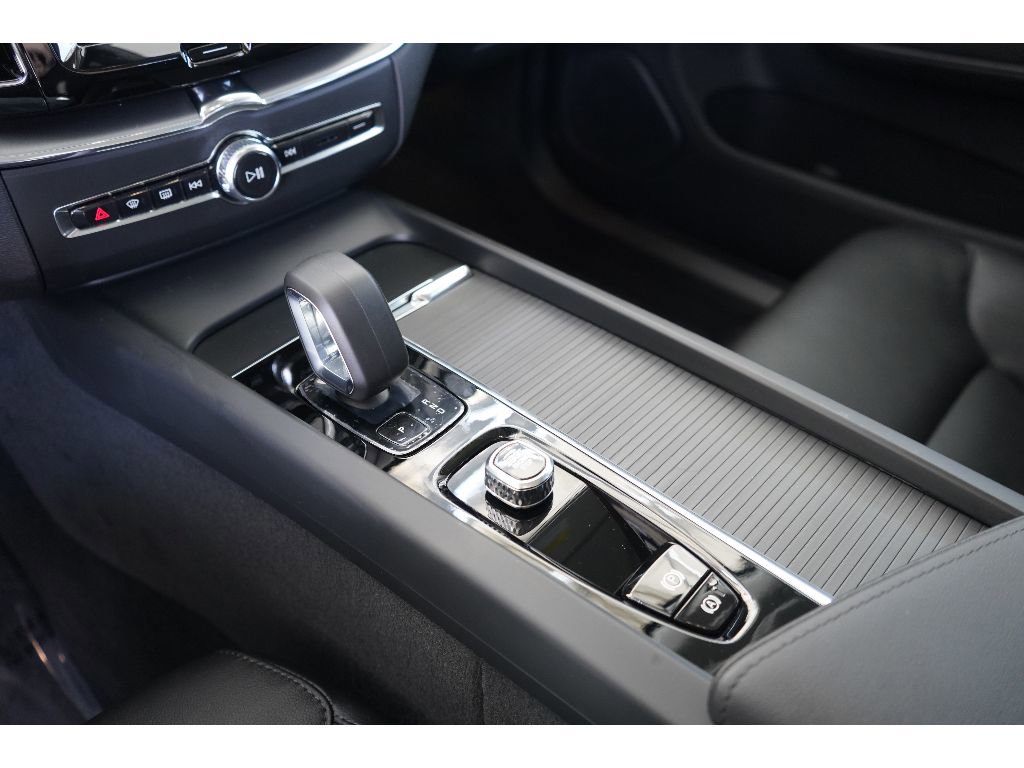New 2025 Volvo XC60 B5 Core w/ Climate Package image 17