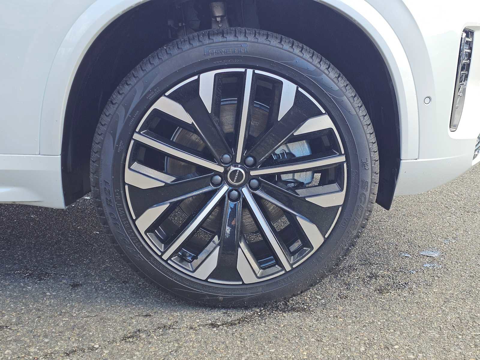 Used 2025 Volvo XC90 T8 Plus w/ Protection Package Premier image 9