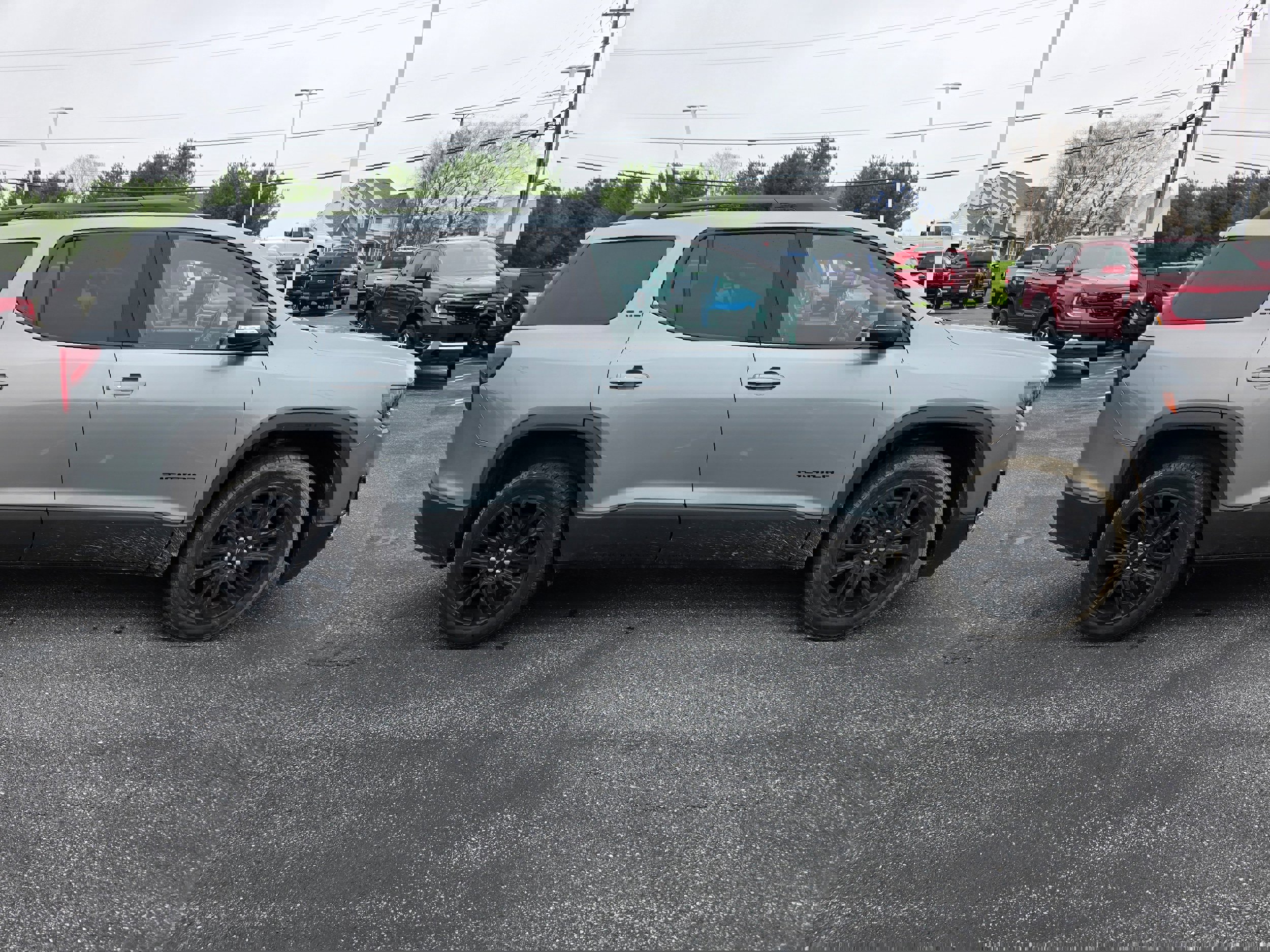 Used 2023 GMC Acadia SLE w/ Driver Convenience Package image 4