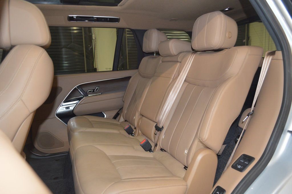 Used 2024 Land Rover Range Rover Long Wheelbase SE image 32