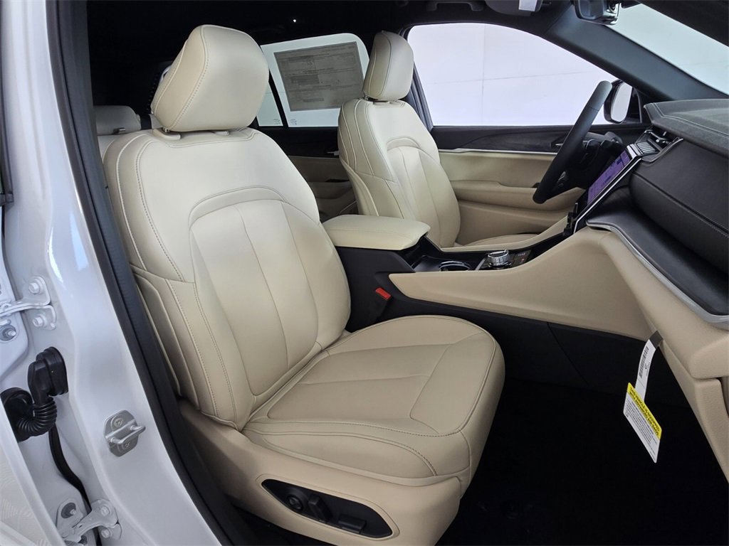 New 2025 Jeep Grand Cherokee Limited image 17