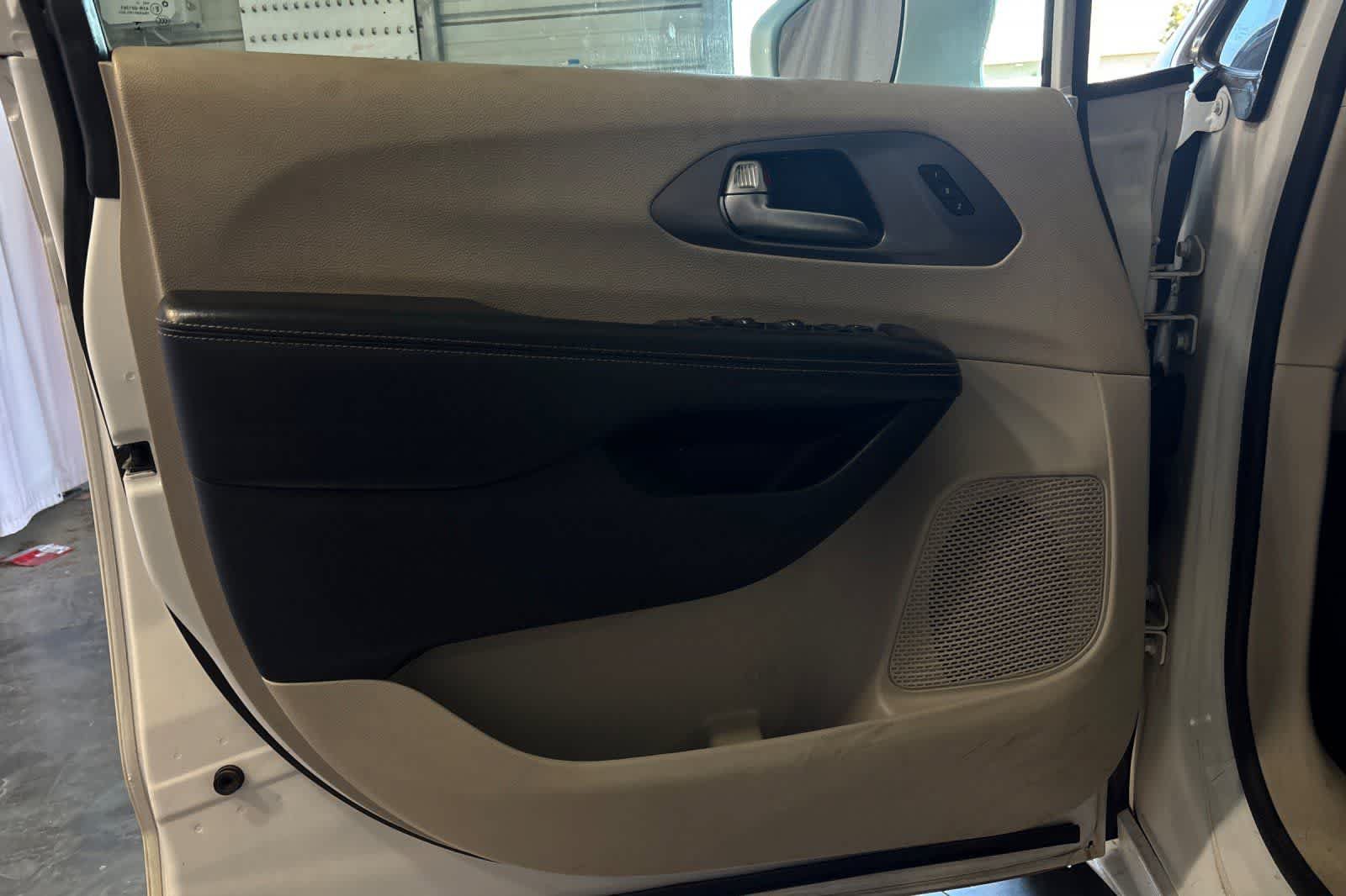 Used 2022 Chrysler Pacifica Touring-L FWD image 15
