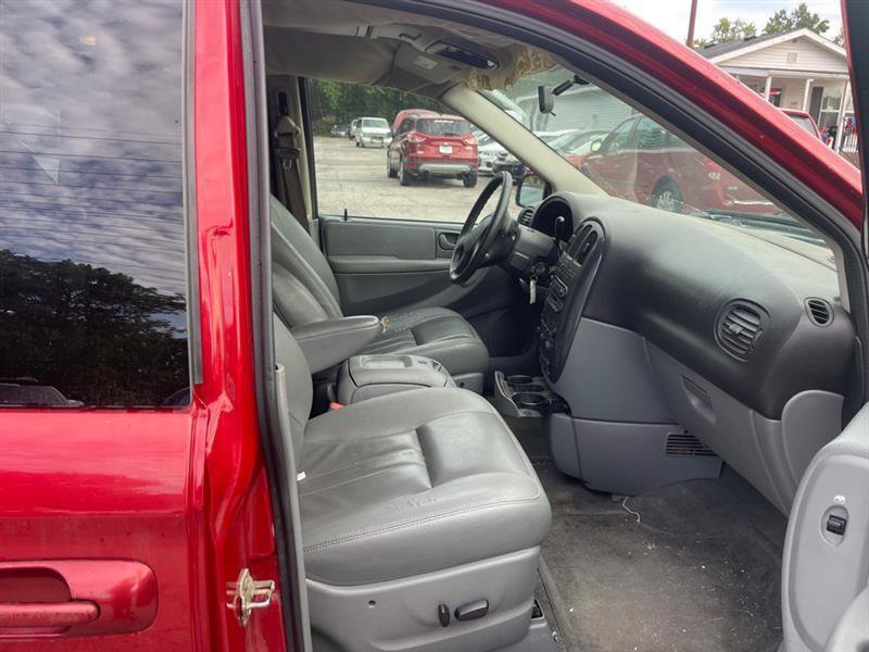 Used 2005 Dodge Grand Caravan SXT w/ Leather Interior Group FWD image 11