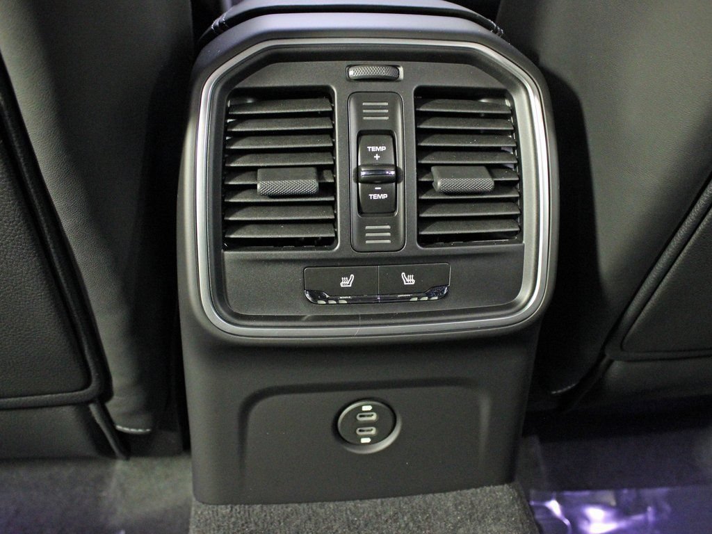 Certified 2026 Porsche Macan AWD/4WD image 36