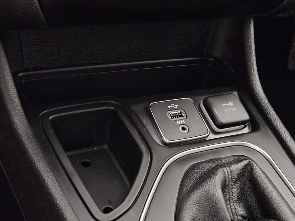 Used 2019 Jeep Cherokee Latitude Plus FWD image 16