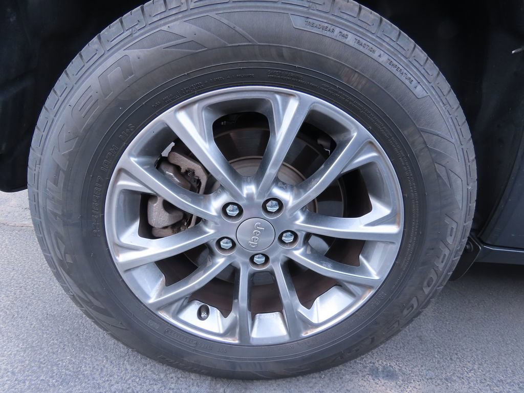 Used 2020 Jeep Cherokee Latitude Plus w/ Comfort/Convenience Group image 17