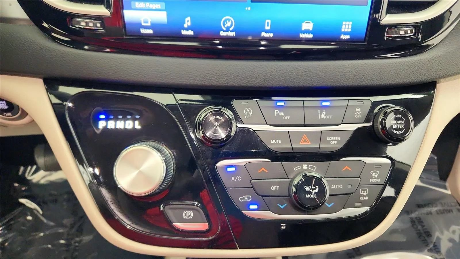 Used 2023 Chrysler Pacifica Touring-L FWD image 26