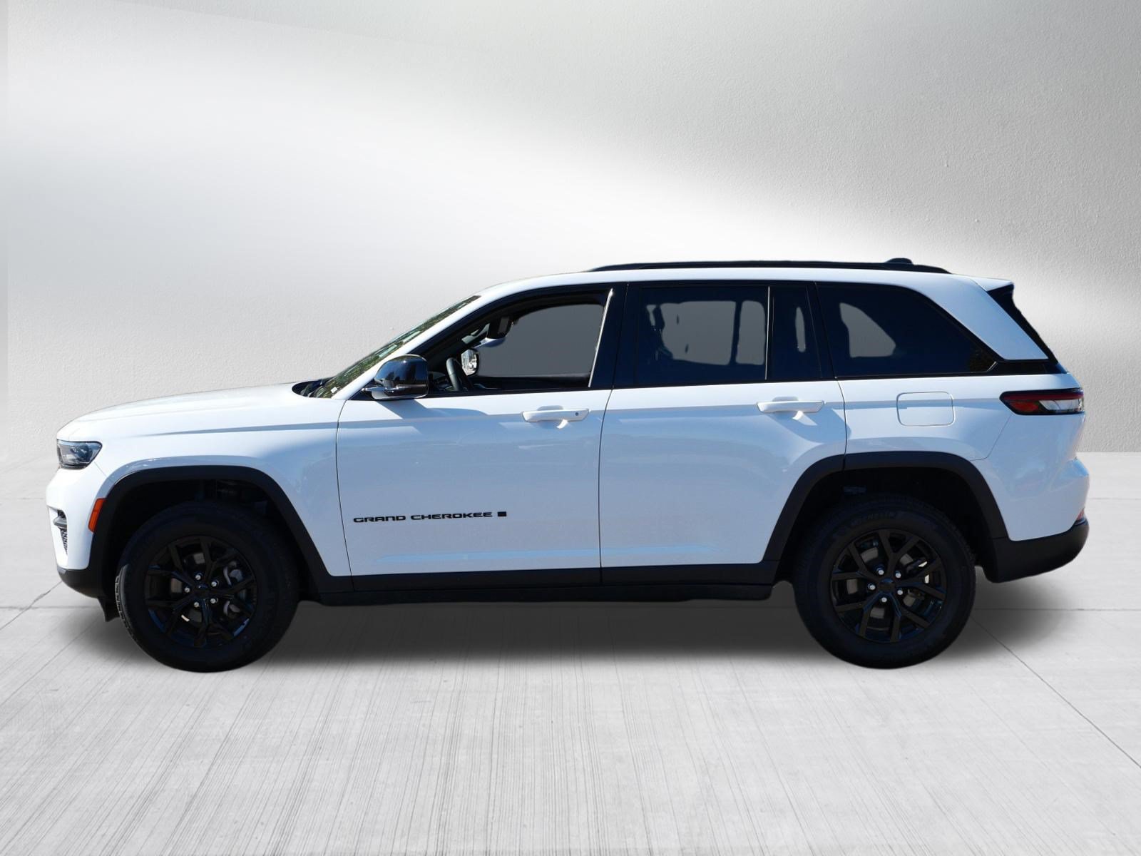Used 2024 Jeep Grand Cherokee Altitude AWD/4WD image 4