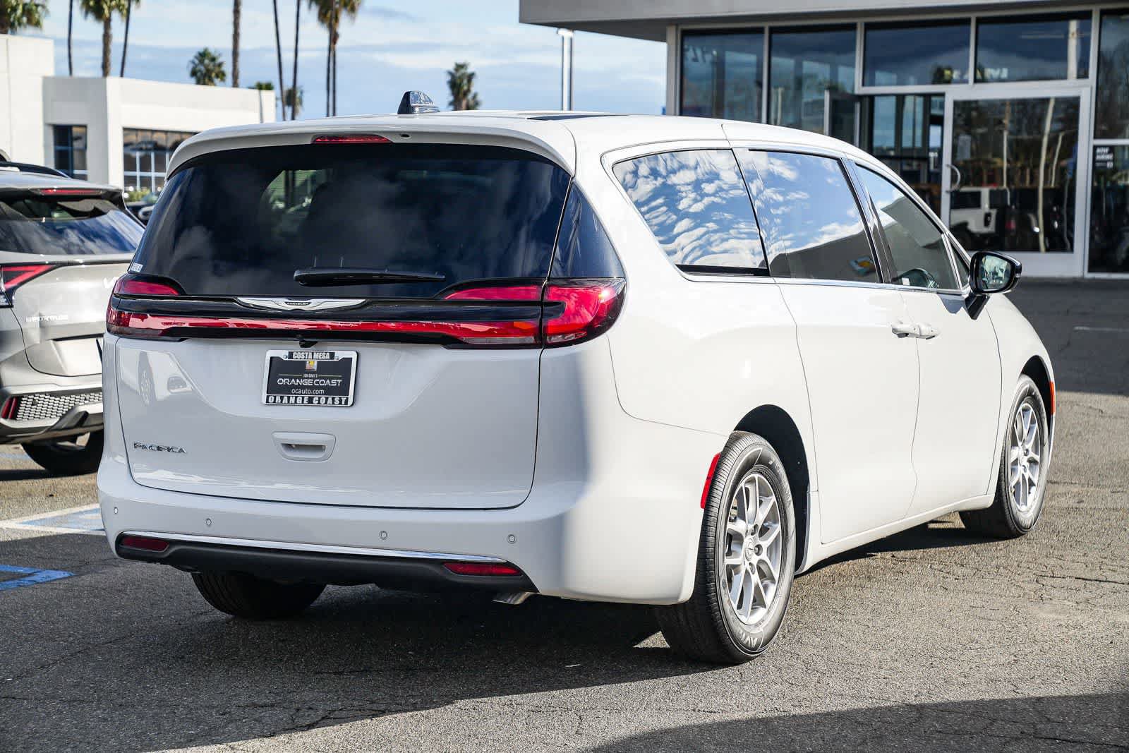 New 2026 Chrysler Pacifica Select FWD image 4