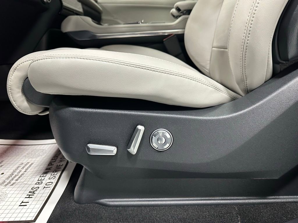 Used 2025 Lincoln Navigator Reserve image 12