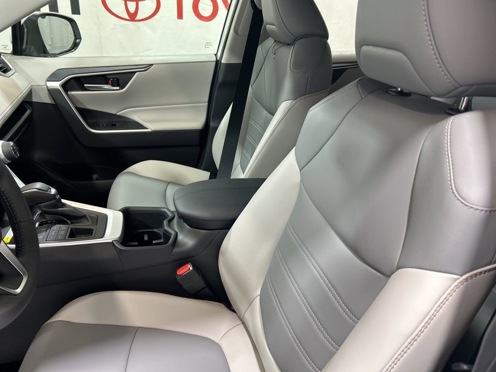 Used 2025 Toyota RAV4 XLE Premium image 20