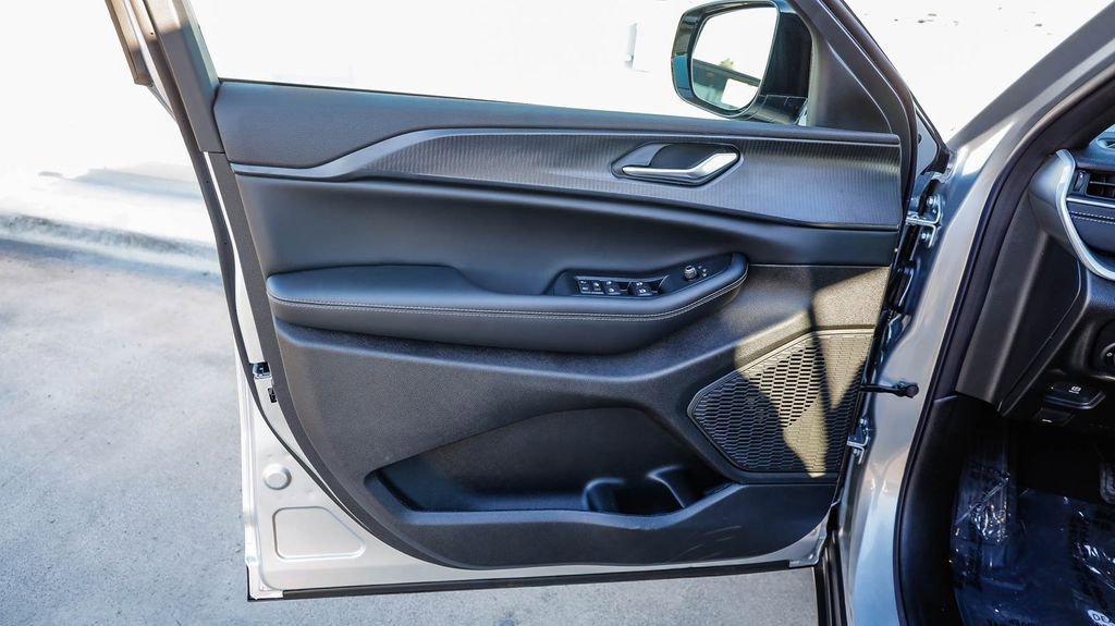 New 2025 Jeep Grand Cherokee Altitude image 22