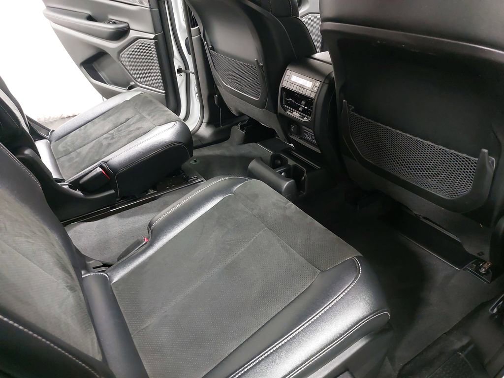 Used 2023 Jeep Grand Cherokee L Laredo image 11