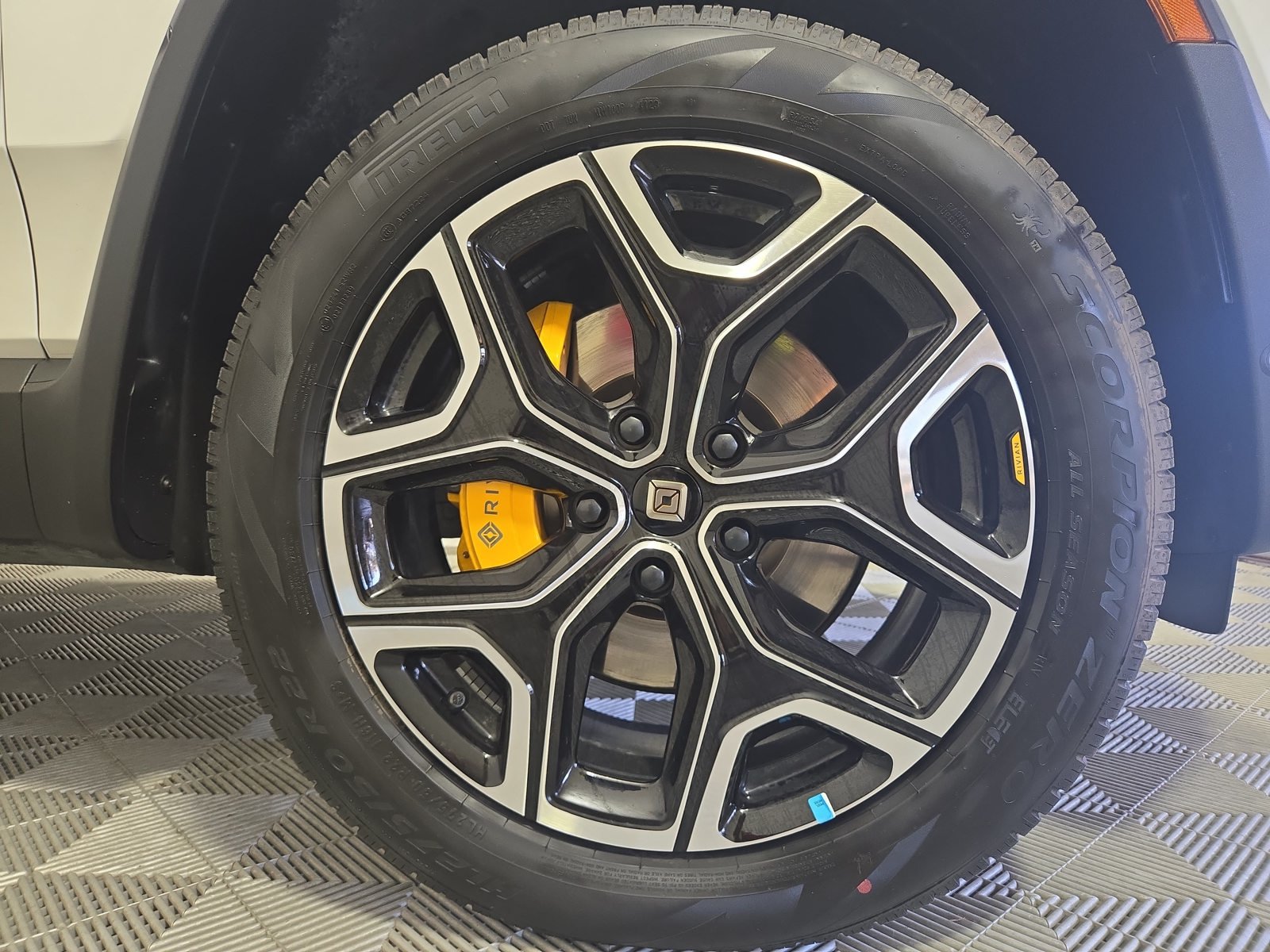 Used 2023 Rivian R1S Launch Edition Quad AWD/4WD image 11